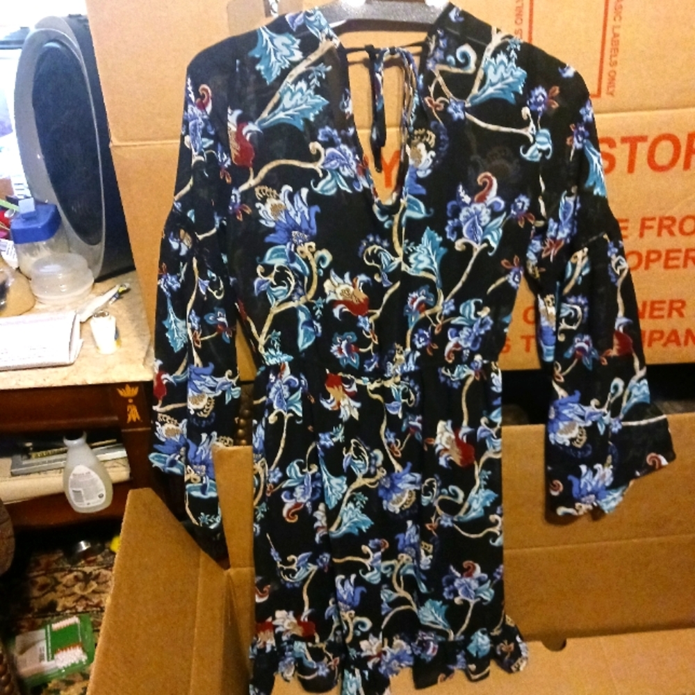 Whitehouse Bláck Market. Long Sleeve Dress